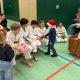 Ein kleiner Weihnachtsmann verteilt Geschenke an die Taekwon-Do-Kinder